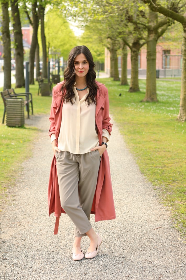 Light pink ballet flats with duster coat and cream trousers Light pink ballet flats with duster coat and cream trousers — Spring Outfits 2027 with Ballet Flats