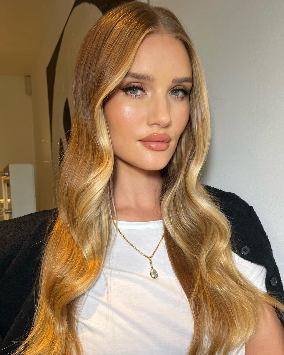Mid-Back Trophy Blonde With Face-Framing Pieces Mid-Back Trophy Blonde With Face-Framing Pieces — Blonde Hair 2027 for Olive Skin