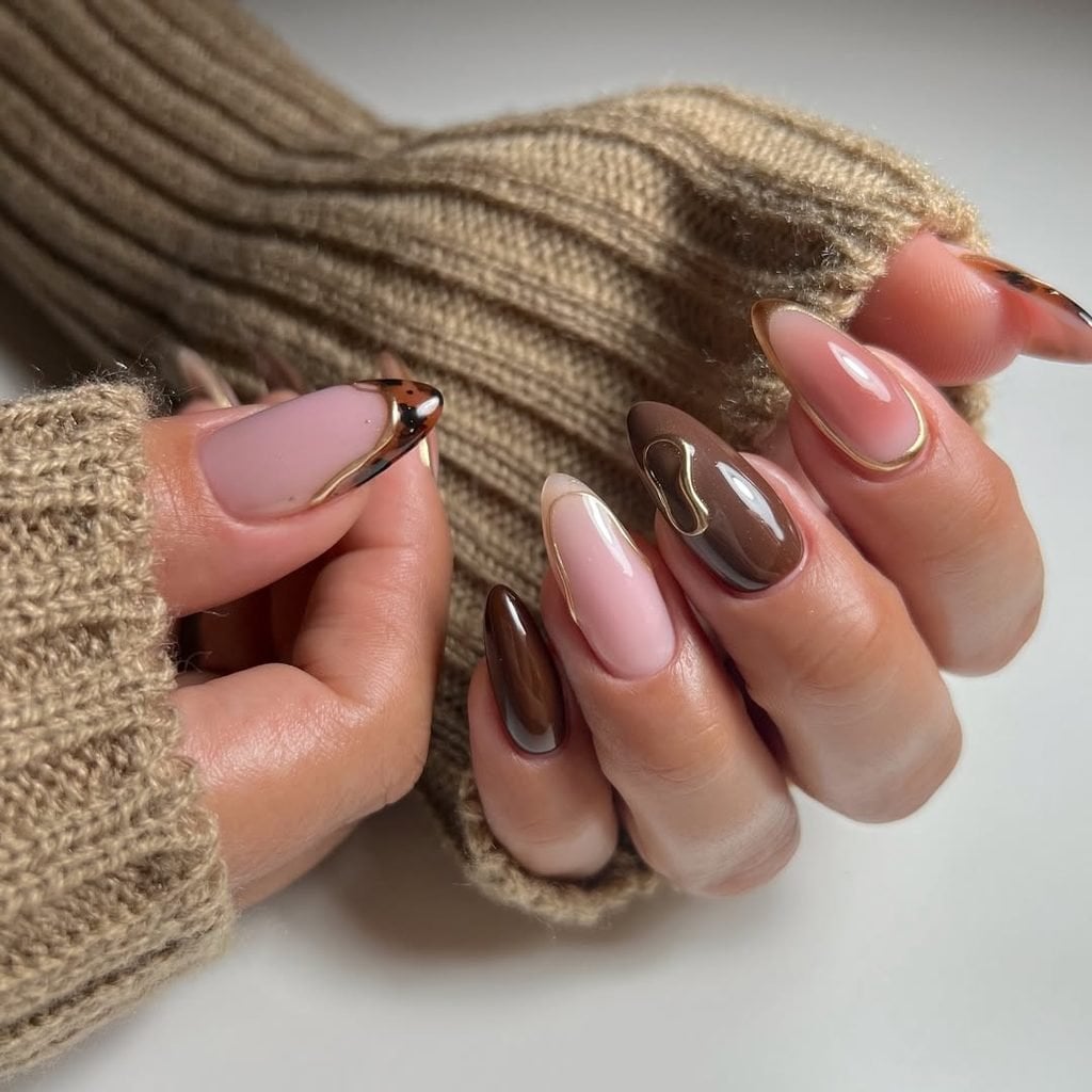 Light Pink Dark Brown Gold Line Almond Nails, миндаль Light Pink Dark Brown Gold Line Almond Nails, миндаль — Bronze Nails 2027