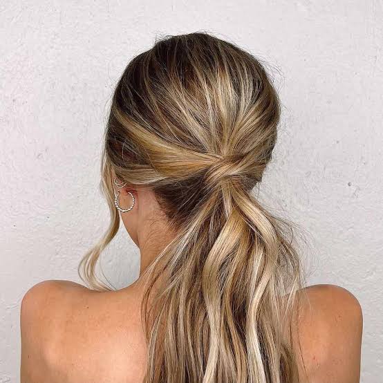 Collarbone Blonde Ponytail With Twisted Knot Collarbone Blonde Ponytail With Twisted Knot — Winter Ponytail Hairstyles 2027